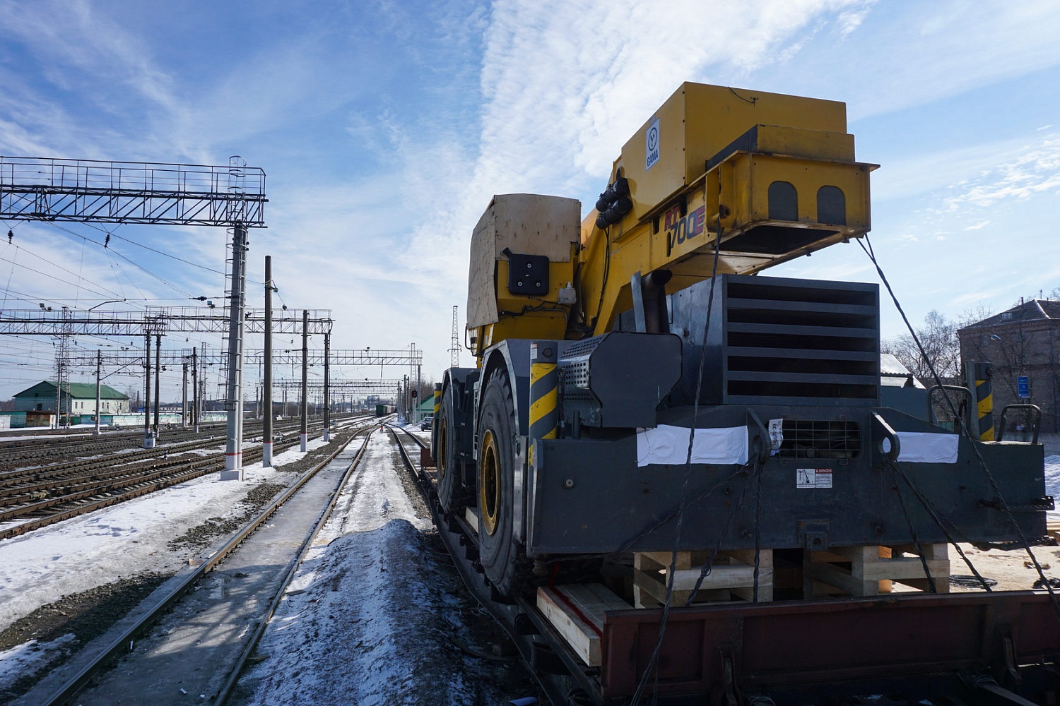 Перевозка крана Grove RT700E на железнодорожной платформе