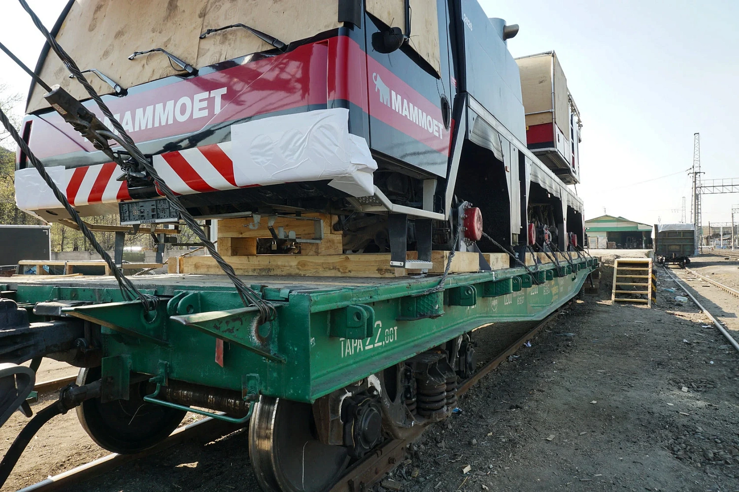 ЖД перевозка автокрана Liebherr LTM 1130 на двух универсальных платформах